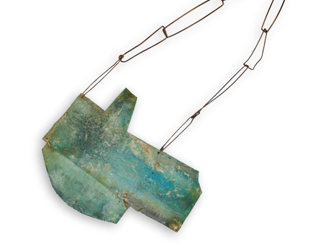  Maria Diez - Collar "Hivernació" - alpaca, pàtina, pintura acrílica, plata - 200x150x3 mm