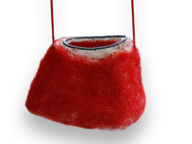 Sandra Llusà - Penjoll "Lo salvaje II"  - alabastre, fil de cotó, feltre, plata  475€